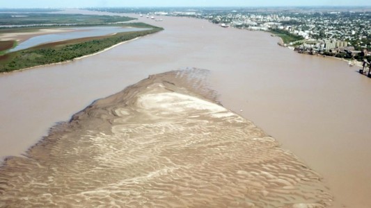 Contaminación en el río Paraná por un derrame de combustible