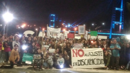 Marcha de antorchas en apoyo a terapeutas y transportistas de personas con discapacidad