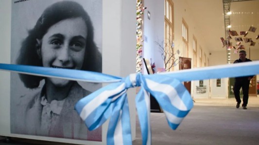 Se realizó la apertura de la muestra sobre Ana Frank en la Estación Belgrano