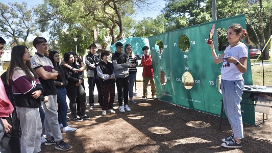 Alumnas y alumnos de la Escuela Bustos debatieron sobre consumos problemáticos