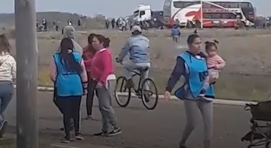 Guerra campal entre hinchas de Talleres y piqueteros en el departamento General Obligado