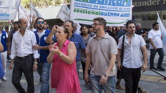 Empleados bancarios cierran paritarias con aumento del 94,1% anual