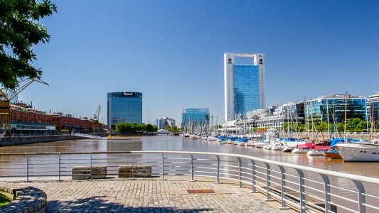 Puerto Madero: un hombre se tiró al río al ser detenido por abuso