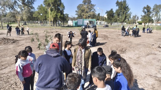 Se plantaron 50 árboles en un espacio recuperado del Parque Garay