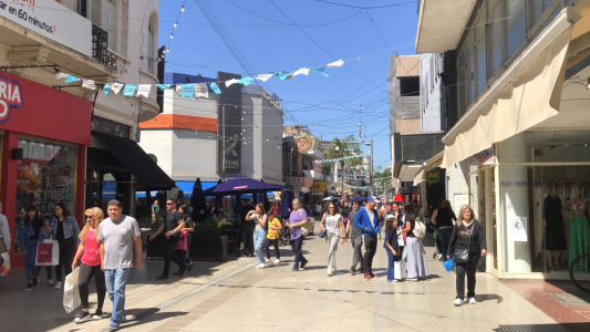 Intenso movimiento en la peatonal en el fin de semana XXL