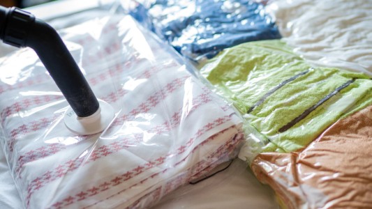 Adiós invierno: el mejor consejo para guardar la ropa y no ocupar mucho lugar
