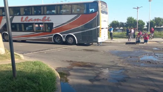 Debían viajar de excursión, se rompió un colectivo y nadie les da respuestas