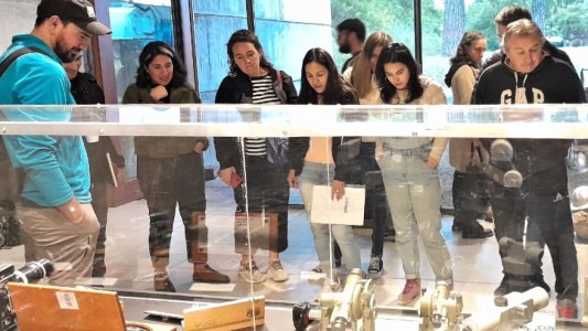 Artistas y estudiantes de arquitectura compartieron una jornada de dibujo y pintura en el Túnel Sublfluvial