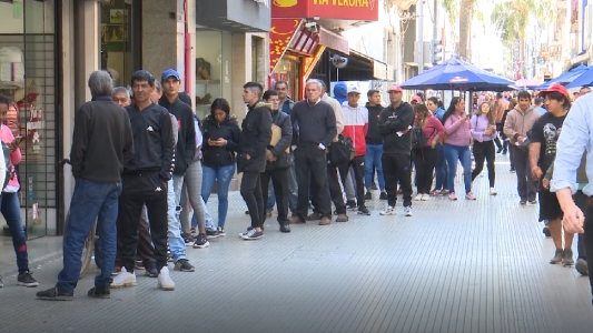 Cola de hasta 3 cuadras en la delegación de Anses por el refuerzo alimentario