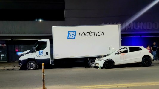 Un auto chocó contra un camión estacionado sobre Aristóbulo del Valle
