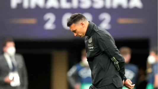 Con la preocupación por las lesiones, Scaloni llegó hoy al país