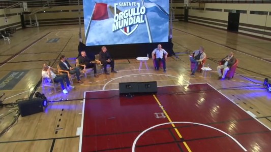 HORACIO PAGANI BRINDÓ UNA CHARLA DEBATE EN ROSARIO SOBRE LA COPA DEL MUNDO