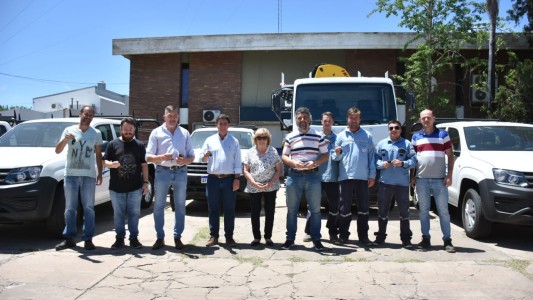 Entregaron vehículos para reforzar el servicio eléctrico en la provincia