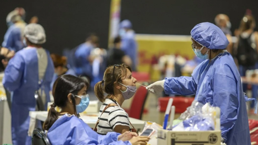 Leve incremento en los contagios semanales de coronavirus en el país