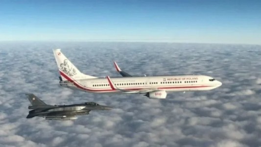 Polonia viajó a Qatar escoltada por dos aviones de guerra