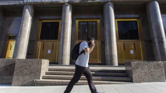 El Ministerio de Economía avanza con la reducción de gastos para cumplir con el FMI