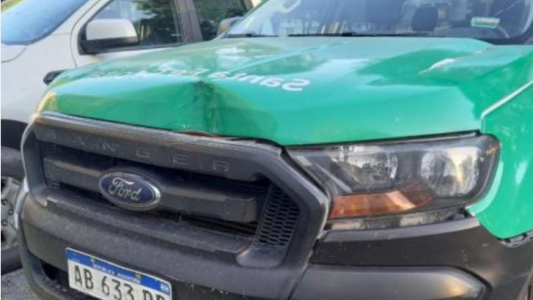 Robó una camioneta municipal en pleno centro, chocó y terminó detenido