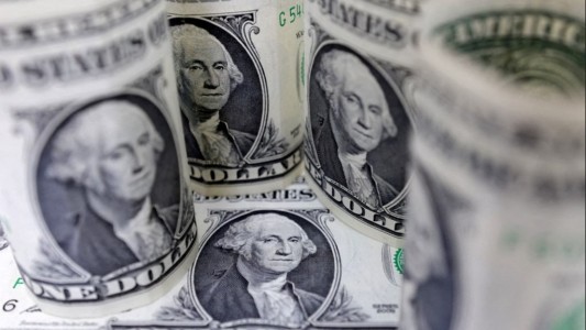 El dólar blue continuó en alza y cerró en $ 320
