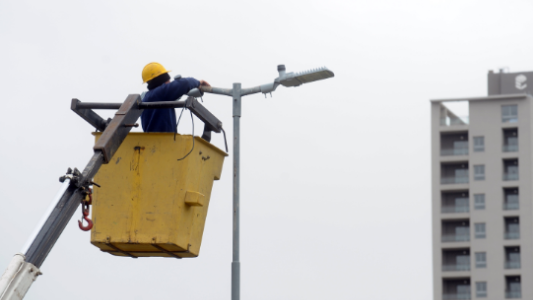 En qué lugares habrá tareas de iluminación y bacheo este lunes