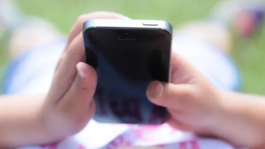 Educación y conocimiento, y no “demonizar”, claves para una relación sana con las redes