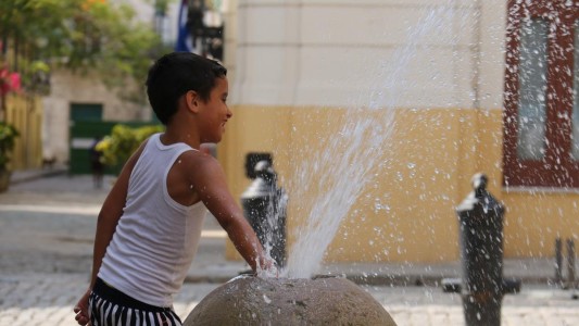 La ciudad es un horno: cómo evitar los golpes de calor en los más chicos