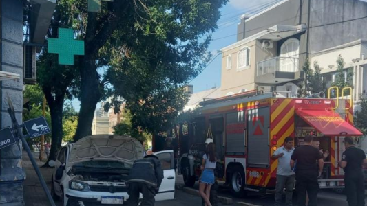 Un auto en la vereda y una mujer herida tras un violento choque en barrio Candioti