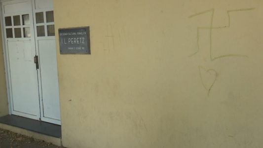 Aparecieron pintadas antisemitas en la sede de la asociación israelita I.L. Peretz