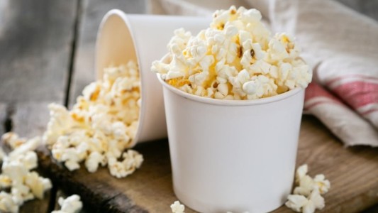 Hoy es el Día del Pochoclo: por qué se come en el cine y sus diferentes nombres