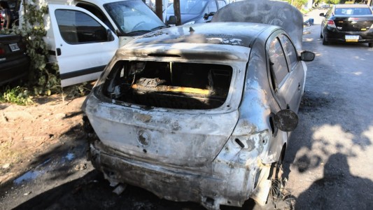 Atentado a la Comisaría 12 de Rosario: Incendiaron tres autos de policías