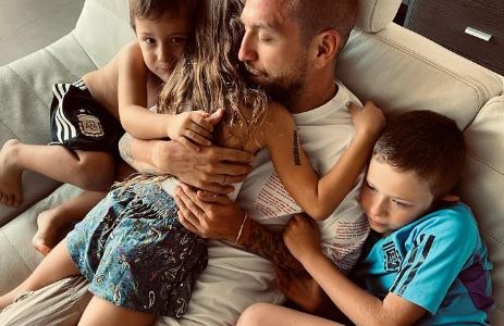 Operan en Sevilla al "Papu" Gómez de la lesión en su tobillo derecho