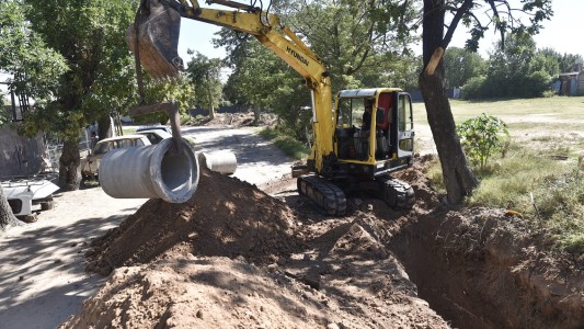 Se realizan trabajos en desagües pluviales de barrio Cabal
