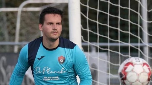 Tras atajar un penal, el arquero se desplomó y murió en la cancha