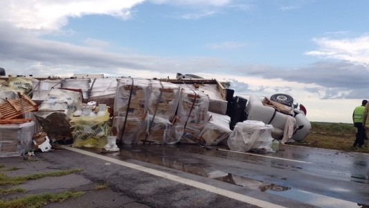 Choque y vuelco en autopista Santa Fe- Rosario