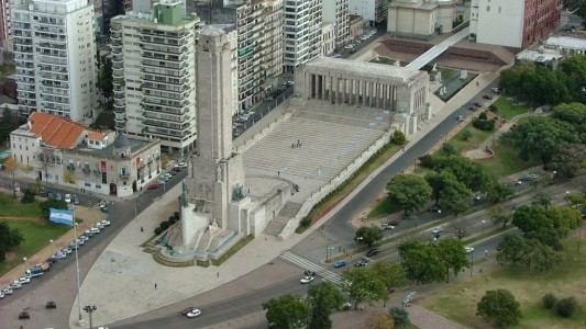 Perotti anunció que la Nación adjudicó la obra de restauración del Monumento a la Bandera