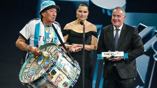 La "Mejor hinchada" fue para los argentinos con "El Tula " y su bombo que rompió el protocolo en los Premios The Best