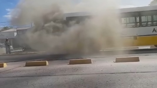 Un colectivo de la Línea 5 se incendió en plena Blas Parera