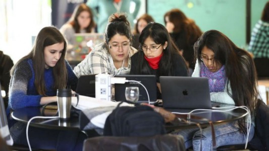8M: impulsan un programa para prevenir la violencia digital y reducir la brecha de género en el mercado laboral