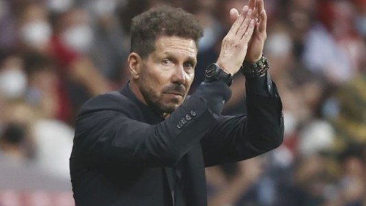 El Atlético de Madrid homenajeó al “Cholo” Simeone al convertirse en el entrenador con más partidos en el club