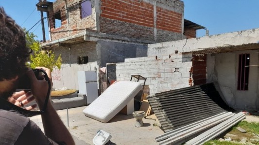Retiran escombros de viviendas destruidas en barrio Los Pumitas y devuelven elementos sustraídos