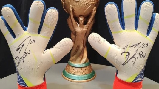 Los guantes que "Dibu" donó, le dieron 45 mil dólares al Garraham