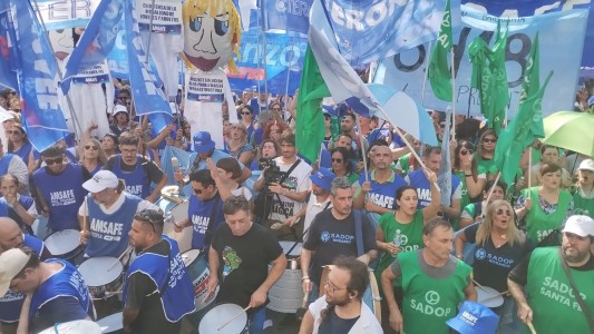 Docentes privados resuelven este lunes si aceptan la propuesta del gobierno