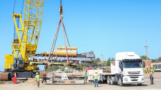 Más de 2500 toneladas de maquinaria vial fueron descargadas en el Puerto de Santa Fe