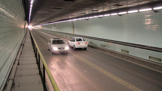 Tránsito alternado en el Túnel Subfluvial por un vehículo de gran porte detenido