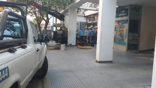 La EPE cambia un transformador quemado y está cortado el tránsito en el sur de la ciudad