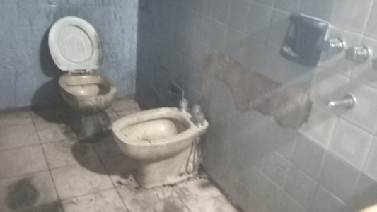 Entraron a robar, los encerraron en el baño y provocaron un incendio para escapar