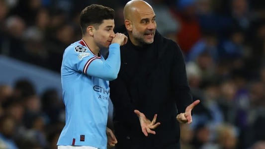 Pep Guardiola celebró la mejora de contrato a Julián Álvarez y explicó por qué no juega en Manchester City