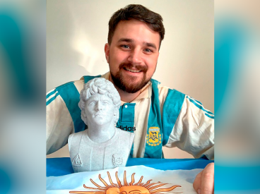 El creador de "Muchachos" fue invitado al Monumental para el amistoso de Argentina