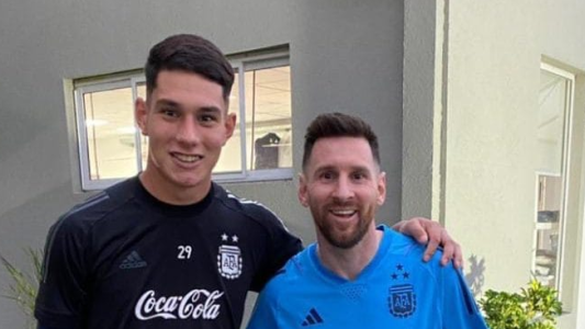 Cumplió el sueño del pibe: Froilan Díaz entrenó con la Selección y se sacó una foto con Messi