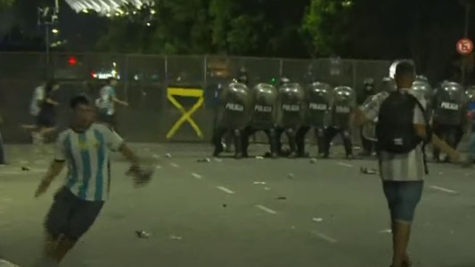 Corridas e incidentes en el Monumental: hinchas sin entradas intentaron ingresar al estadio