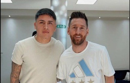 Facundo Farías se trajo la firma de Messi en la 10 de Colón
